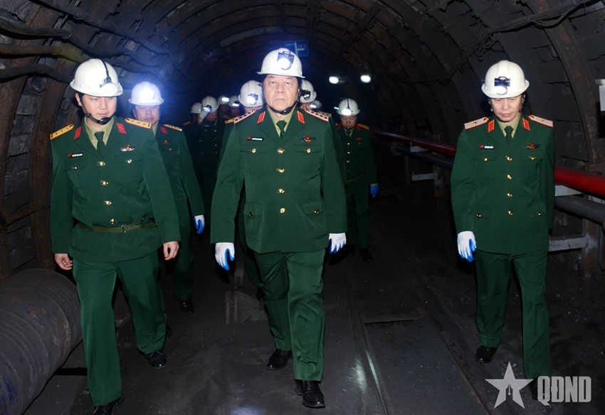 dai-tuong-nguyen-trong-nghia-tham-tang-qua-mot-so-don-vi-thuoc-binh-doan-19-o-quang-ninh-1.jpg