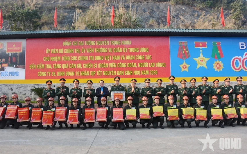 dai-tuong-nguyen-trong-nghia-tham-tang-qua-mot-so-don-vi-thuoc-binh-doan-19-o-quang-ninh-2.jpg