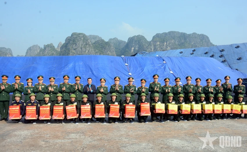 dai-tuong-nguyen-trong-nghia-tham-tang-qua-mot-so-don-vi-thuoc-binh-doan-19-o-quang-ninh-3.jpg