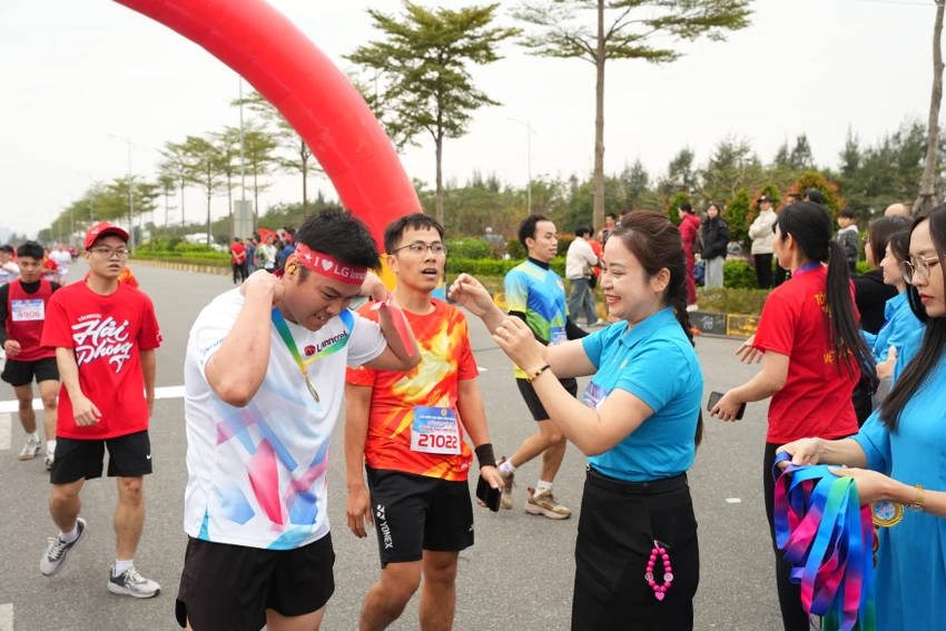 hai-phong-22-nghin-nguoi-cung-chay-tai-12-khu-cong-nghiep-5.JPG