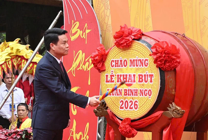 hai-phong-trang-trong-le-khai-but-dau-nam-tai-den-tho-thay-chu-van-an-1.jpg