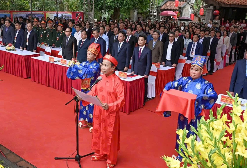 hai-phong-trang-trong-le-khai-but-dau-nam-tai-den-tho-thay-chu-van-an-2.jpg