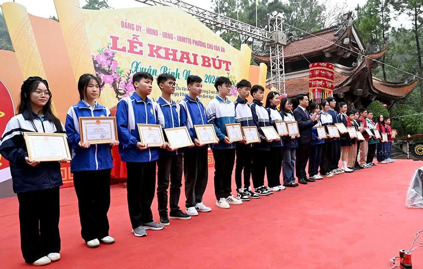 hai-phong-trang-trong-le-khai-but-dau-nam-tai-den-tho-thay-chu-van-an-4.jpg