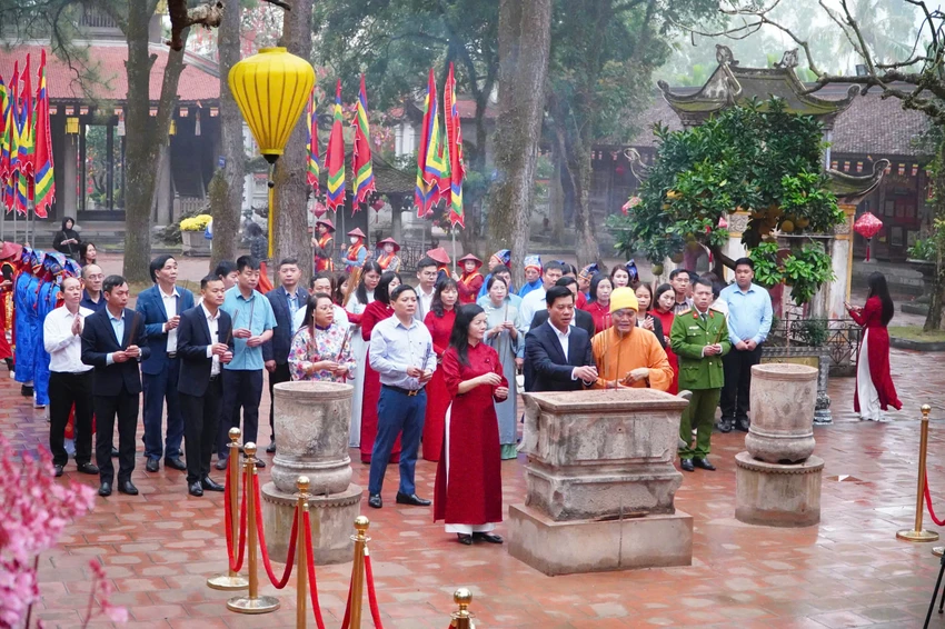 hai-phong-dang-huong-khai-hoi-mua-xuan-con-son-kiep-bac-nam-2026-1.jpg