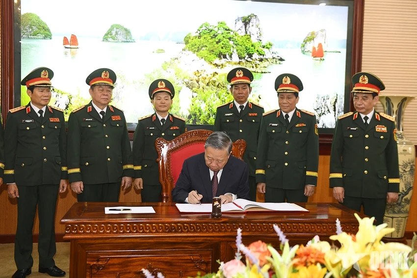 tong-bi-thu-chu-tich-nuoc-to-lam-trao-danh-hieu-anh-hung-luc-luong-vu-trang-nhan-dan-tang-quan-khu-3-4.jpg