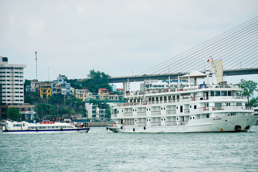 nhung-chuyen-tau-dau-tien-chay-tuyen-ket-noi-vinh-ha-long-vinh-lan-ha-1.jpg