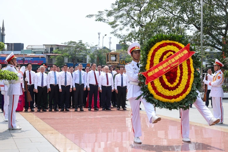 thu-tuong-le-minh-hung-tang-qua-nguoi-co-cong-ho-ngheo-cong-nhan-lao-dong-tai-hai-phong-1.jpg