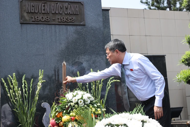 thu-tuong-le-minh-hung-tang-qua-nguoi-co-cong-ho-ngheo-cong-nhan-lao-dong-tai-hai-phong-2.jpg
