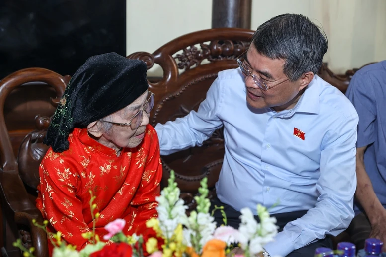 thu-tuong-le-minh-hung-tang-qua-nguoi-co-cong-ho-ngheo-cong-nhan-lao-dong-tai-hai-phong-3.jpg