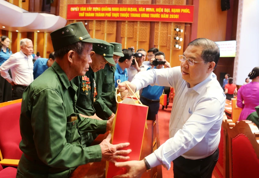 pho-thu-tuong-thuong-truc-chinh-phu-pham-gia-tuc-tham-tang-qua-tai-tinh-quang-ninh-1.jpg