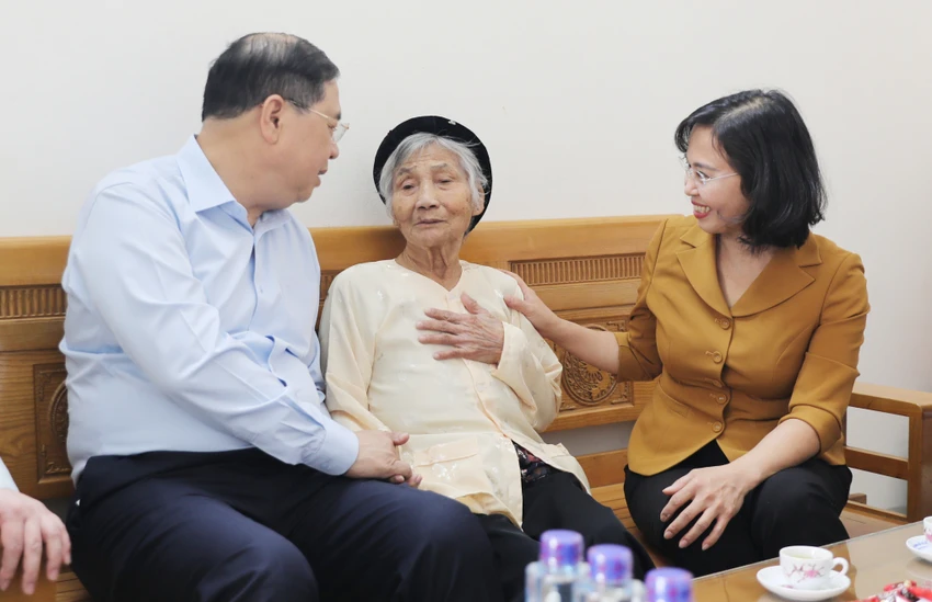 pho-thu-tuong-thuong-truc-chinh-phu-pham-gia-tuc-tham-tang-qua-tai-tinh-quang-ninh-2.jpg