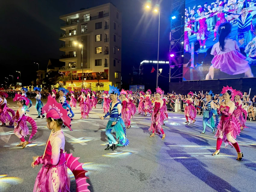 80-nghin-khan-gia-cung-hoa-nhip-voi-carnaval-ha-long-2026-8.jpg
