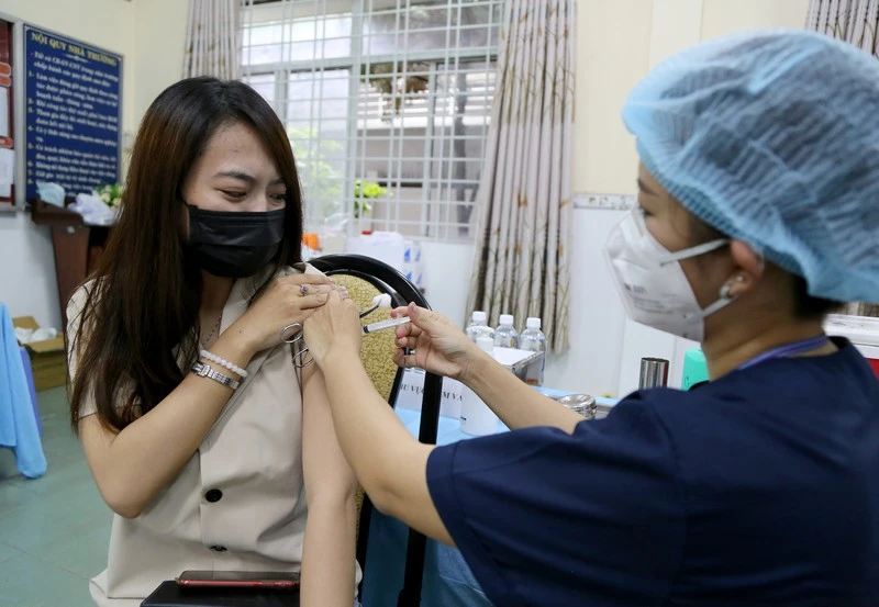 Chính phủ cung cấp và tiêm chủng cho người dân, người dân cũng cần hiểu đấy là sự tham gia tự nguyện. Chính phủ cung cấp và tiêm chủng cho người dân, người dân cũng cần hiểu đấy là sự tham gia tự nguyện.