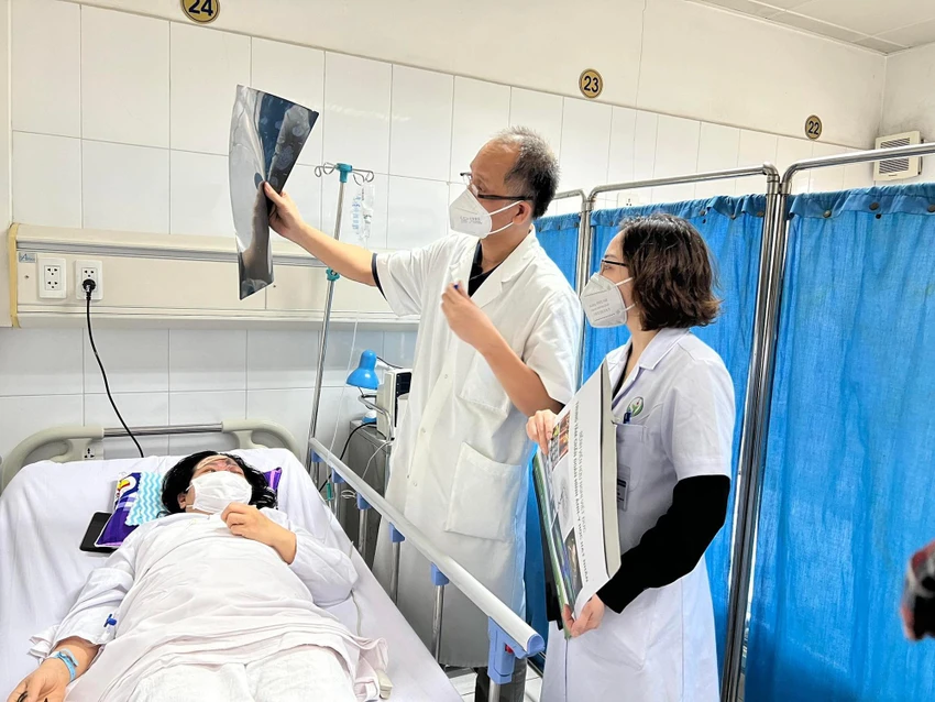 Sau 10 ngày điều trị tích cực, đến nay bệnh nhân tỉnh táo, giao tiếp được, thi thoảng có cơn đau đầu. Ảnh: THẢO MY Sau 10 ngày điều trị tích cực, đến nay bệnh nhân tỉnh táo, giao tiếp được, thi thoảng có cơn đau đầu. Ảnh: THẢO MY