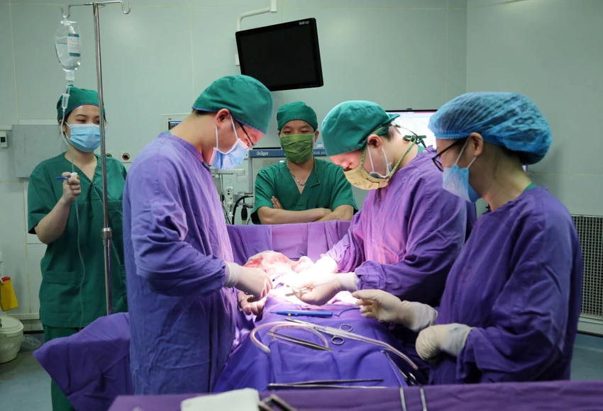 Kíp mổ tiến hành phẫu thuật cắt bỏ khối u kích thước lớn cho bé gái 12 tuổi. Ảnh: BVCC Kíp mổ tiến hành phẫu thuật cắt bỏ khối u kích thước lớn cho bé gái 12 tuổi. Ảnh: BVCC