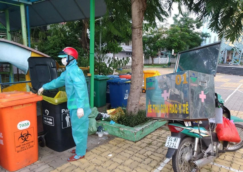 Công nhân Công ty TNHH MTV Môi trường đô thị TP.HCM (CITENCO) thu gom rác thải y tế. Ảnh: NC Công nhân Công ty TNHH MTV Môi trường đô thị TP.HCM (CITENCO) thu gom rác thải y tế. Ảnh: NC