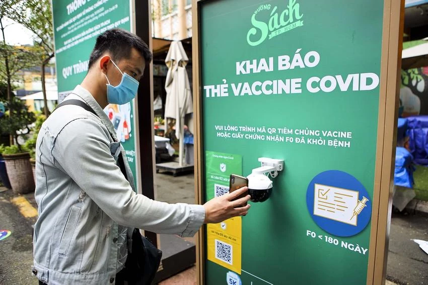 Việt Nam chính thức dừng khai báo y tế nội địa. Ảnh: NGUYỆT NHI