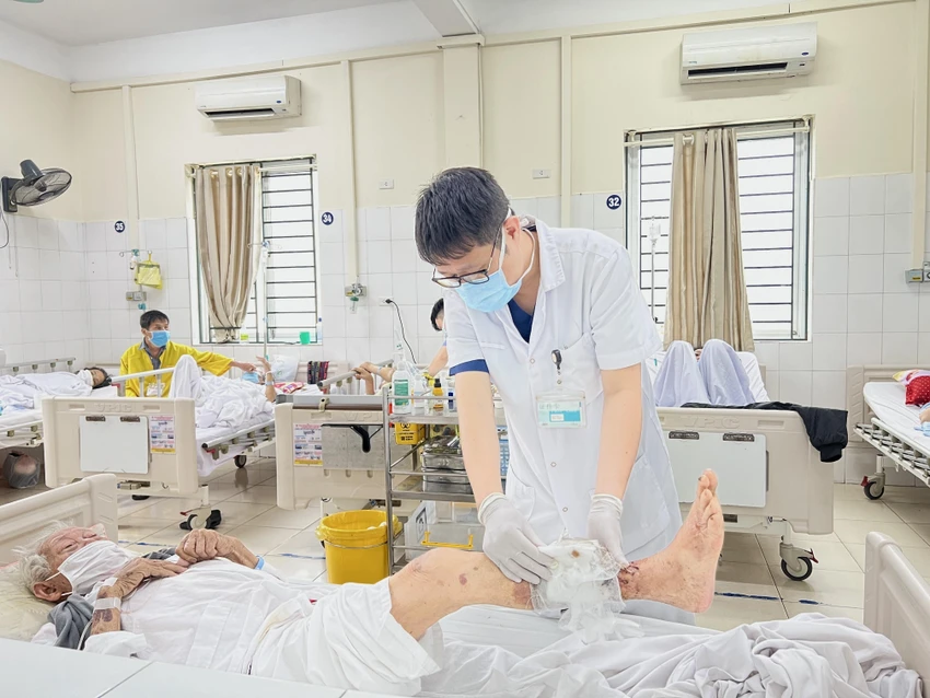 ThS.BS Trần Tuấn Anh khám cho người bệnh. Ảnh: BVCC