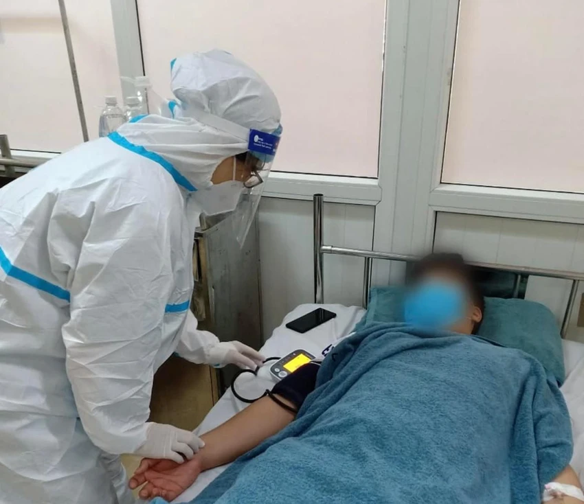 Bác sĩ kiểm tra sức khoẻ cho bệnh nhân. Ảnh: BVCC Bác sĩ kiểm tra sức khoẻ cho bệnh nhân. Ảnh: BVCC