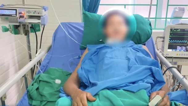 Sau 4 lần lọc máu, đến ngày thứ 6 sau nhập viện, bệnh nhân đã tỉnh táo, không còn phải thở máy. Ảnh: BVCC Sau 4 lần lọc máu, đến ngày thứ 6 sau nhập viện, bệnh nhân đã tỉnh táo, không còn phải thở máy. Ảnh: BVCC