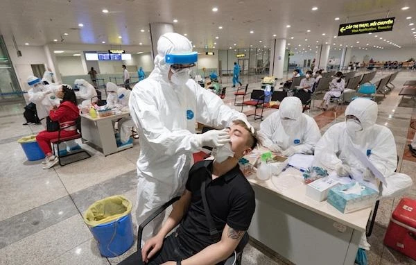 Tạm dừng yêu cầu phải xét nghiệm virus SARS-CoV-2 trước khi nhập cảnh vào Việt Nam từ 00 giờ ngày 15-5-2022. Ảnh: NL
