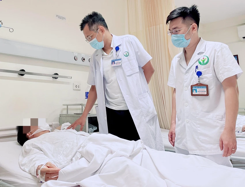 Các bác sĩ khám lại cho bệnh nhân sau phẫu thuật. Ảnh: BV Các bác sĩ khám lại cho bệnh nhân sau phẫu thuật. Ảnh: BV
