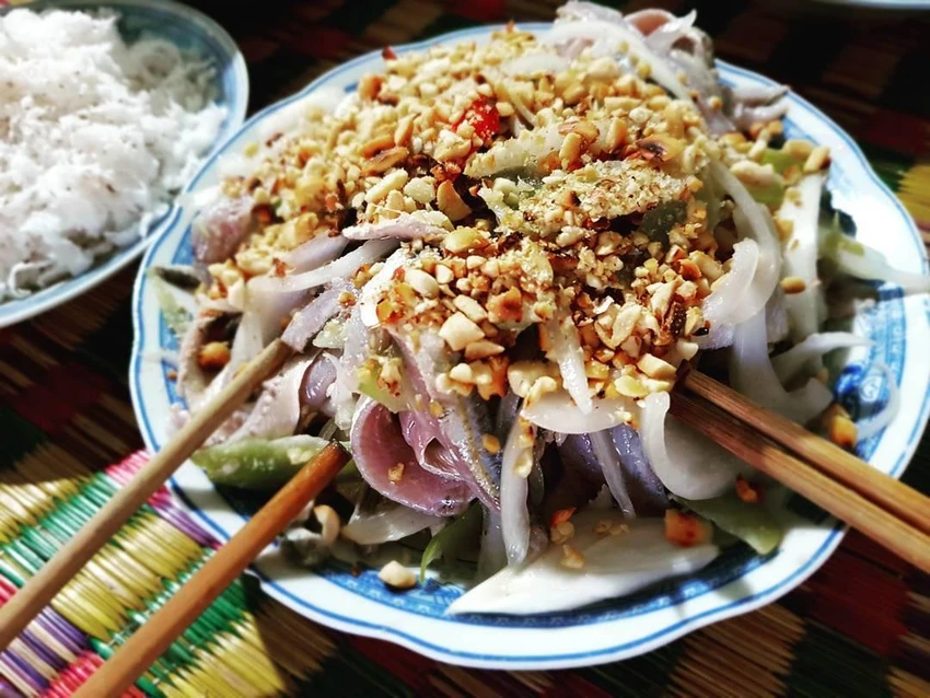Người nhiễm sán lá gan nhỏ khi ăn các thức ăn từ cá chưa được nấu chín có ấu trùng sán lá gan nhỏ còn hoạt động như gỏi cá, lẩu cá, cá muối… Ảnh: BH Người nhiễm sán lá gan nhỏ khi ăn các thức ăn từ cá chưa được nấu chín có ấu trùng sán lá gan nhỏ còn hoạt động như gỏi cá, lẩu cá, cá muối… Ảnh: BH