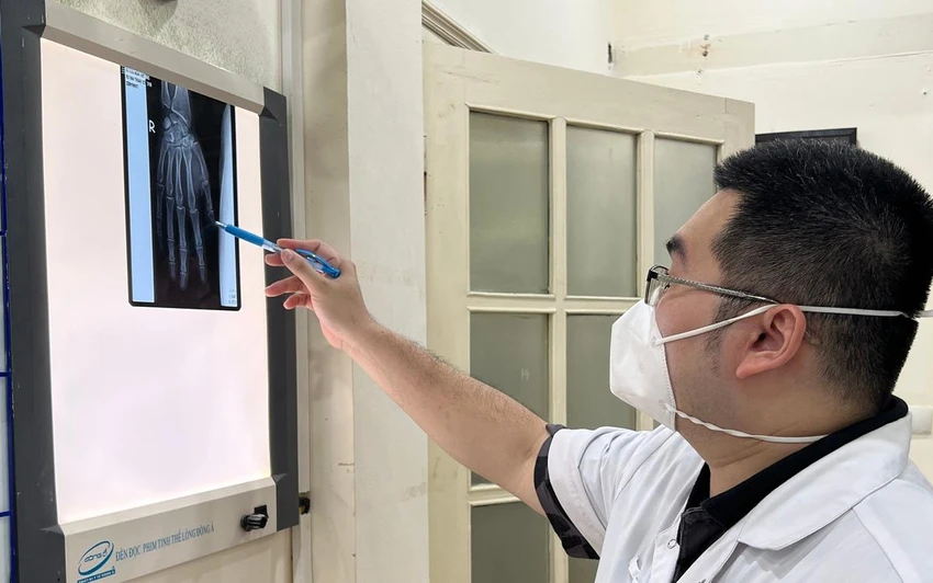 Hình ảnh chụp Xquang bàn tay bị tổn thương của nam thanh niên. Ảnh: BV Hình ảnh chụp Xquang bàn tay bị tổn thương của nam thanh niên. Ảnh: BV