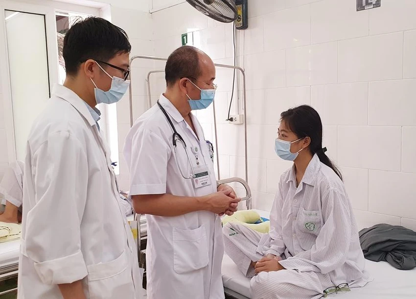 PGS.TS Đỗ Duy Cường - Giám đốc Trung tâm Bệnh nhiệt đới (giữa) thăm khám cho bệnh nhân. Ảnh: MAI THANH PGS.TS Đỗ Duy Cường - Giám đốc Trung tâm Bệnh nhiệt đới (giữa) thăm khám cho bệnh nhân. Ảnh: MAI THANH