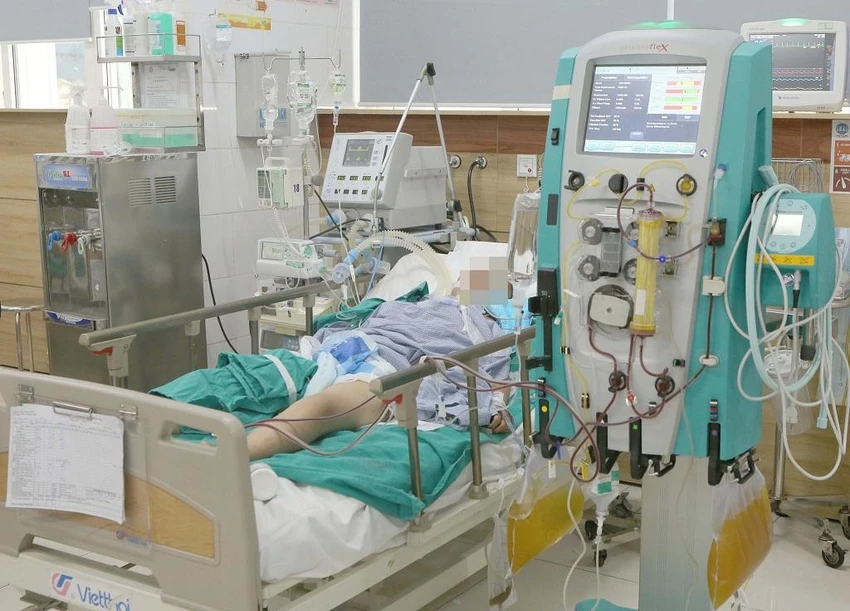 Trong số 4 bệnh nhân đang được điều trị tại BV Bạch Mai có 2 người đang phải thở máy, hồi sức tích cực, tiên lương nặng. Ảnh: BV Trong số 4 bệnh nhân đang được điều trị tại BV Bạch Mai có 2 người đang phải thở máy, hồi sức tích cực, tiên lương nặng. Ảnh: BV