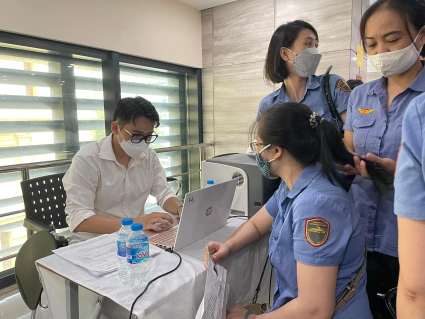 Rất đông cán bộ, công nhân của Tổng cục Đường sắt Việt Nam tham gia đăng ký tiêm vaccine trong sáng nay. Ảnh: NHƯ LOAN Rất đông cán bộ, công nhân của Tổng cục Đường sắt Việt Nam tham gia đăng ký tiêm vaccine trong sáng nay. Ảnh: NHƯ LOAN
