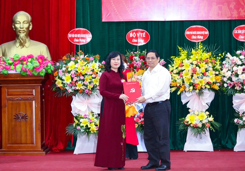 Thủ tướng Phạm Minh Chính trao Quyết định Quyền Bộ trưởng Y tế cho bà Đào Hồng Lan. Ành: VGP Thủ tướng Phạm Minh Chính trao Quyết định Quyền Bộ trưởng Y tế cho bà Đào Hồng Lan. Ành: VGP