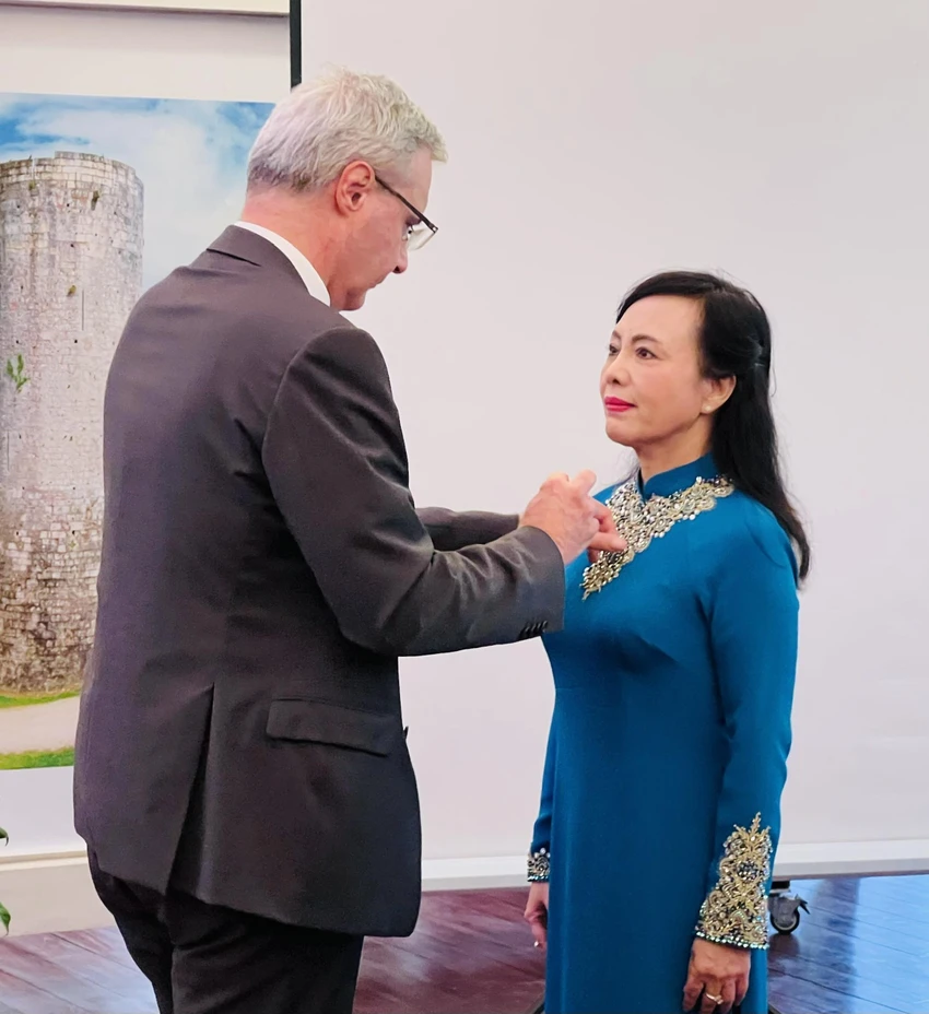 Ngài đại sứ Nicolas Warnery thừa lệnh Tổng thống Pháp trao Huân chương Bắc Đẩu Bội tinh cho PGS.TS Nguyễn Thị Kim Tiến. Ảnh: TRẦN NGỌC KHA