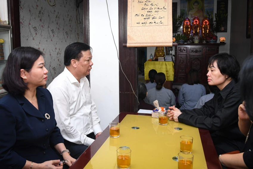Bí thư Thành ủy Đinh Tiến Dũng đã đến thăm, động viên gia đình chiến sĩ Nguyễn Đình Phúc. Ảnh: MẠNH QUÂN Bí thư Thành ủy Đinh Tiến Dũng đã đến thăm, động viên gia đình chiến sĩ Nguyễn Đình Phúc. Ảnh: MẠNH QUÂN