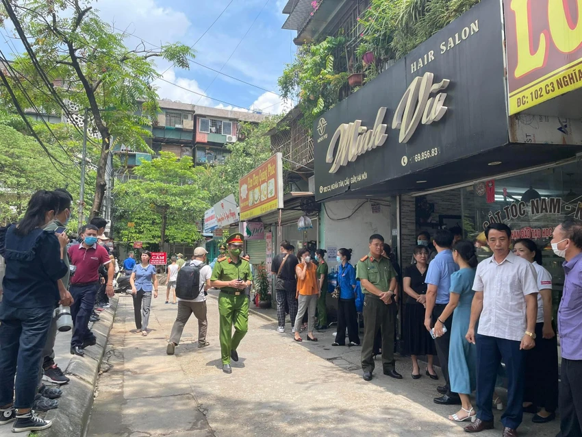 Lực lượng chức năng làm công tác an ninh trật tự để chuẩn bị đón Bí Thư Thành uỷ Đinh Tiến Dũng đến thăm hỏi, động viên gia đình em Nguyễn Đình Phúc. Ảnh: NHƯ LOAN Lực lượng chức năng làm công tác an ninh trật tự để chuẩn bị đón Bí Thư Thành uỷ Đinh Tiến Dũng đến thăm hỏi, động viên gia đình em Nguyễn Đình Phúc. Ảnh: NHƯ LOAN