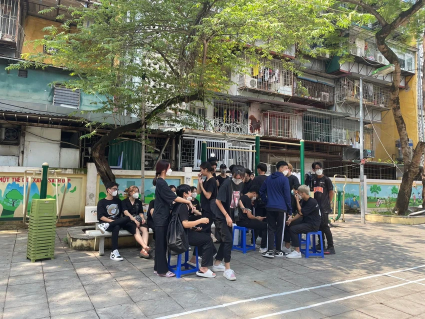 Tập thể lớp cấp 3 khoá 2018-2021, Trường Phổ Thông Hermann Gmeiner, không giấu được những giọt nước mắt thương tiếc bạn. Ảnh: NHƯ LOAN Tập thể lớp cấp 3 khoá 2018-2021, Trường Phổ Thông Hermann Gmeiner, không giấu được những giọt nước mắt thương tiếc bạn. Ảnh: NHƯ LOAN