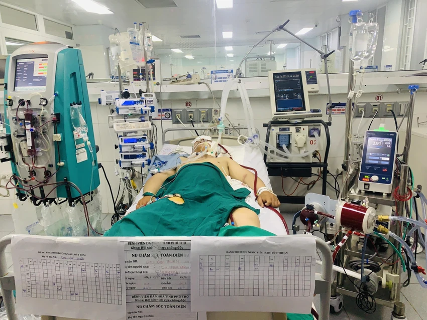 Bệnh nhân được chạy ECMO, thở máy, lọc máu liên tục tại Khoa HSTC-CĐ. Ảnh: BV Bệnh nhân được chạy ECMO, thở máy, lọc máu liên tục tại Khoa HSTC-CĐ. Ảnh: BV