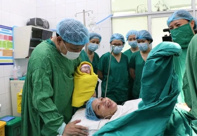 Sau 12 tuần điều trị đặc biệt, bác sĩ đánh giá nguy cơ và quyết định mổ thai chủ động đưa em bé ra ngoài ở tuần thai thứ 38 vào sáng 8-8. Ảnh: BV Sau 12 tuần điều trị đặc biệt, bác sĩ đánh giá nguy cơ và quyết định mổ thai chủ động đưa em bé ra ngoài ở tuần thai thứ 38 vào sáng 8-8. Ảnh: BV