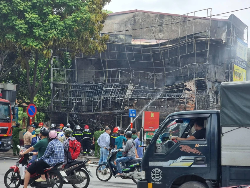 Vụ cháy đã làm cho cơ sở này trơ khung.