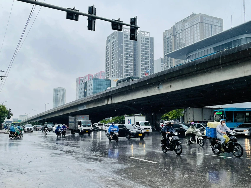 Ngã 4 Nguyễn Hoàng - Tôn Thất Thuyết - Phạm Hùng (trước cổng Bến xe Mỹ Đình) - nơi thường xuyên xảy ra ùn tắc và ngập úng mỗi khi mưa kéo dài nhưng đến gần trưa thì giao thông đã thông thoáng trở lại, các phương tiện di chuyển thuận lợi hơn. Ảnh: NHƯ LOAN Ngã 4 Nguyễn Hoàng - Tôn Thất Thuyết - Phạm Hùng (trước cổng Bến xe Mỹ Đình) - nơi thường xuyên xảy ra ùn tắc và ngập úng mỗi khi mưa kéo dài nhưng đến gần trưa thì giao thông đã thông thoáng trở lại, các phương tiện di chuyển thuận lợi hơn. Ảnh: NHƯ LOAN