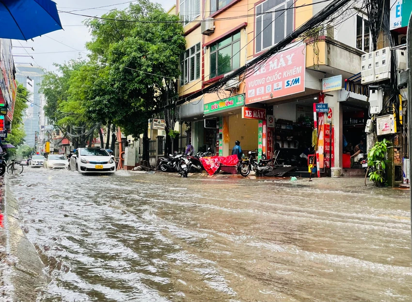Đường dẫn từ phố Hồ Tùng Mậu vào bệnh viện 198 (phố Trần Bình) vẫn còn tình trạng ngập úng. Ảnh: NHƯ LOAN Đường dẫn từ phố Hồ Tùng Mậu vào bệnh viện 198 (phố Trần Bình) vẫn còn tình trạng ngập úng. Ảnh: NHƯ LOAN