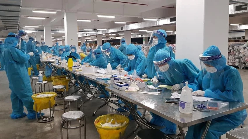 Hơn hai năm chống chọi với dịch COVID-19 bộc lộ những khó khăn của nhân lực công tác tại y tế cơ sở và y tế dự phòng. Ảnh: BYT Hơn hai năm chống chọi với dịch COVID-19 bộc lộ những khó khăn của nhân lực công tác tại y tế cơ sở và y tế dự phòng. Ảnh: BYT