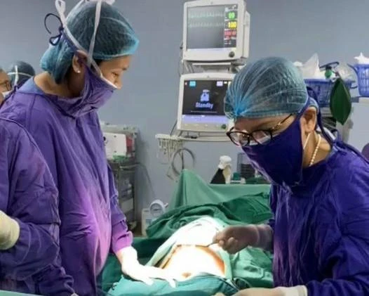 Các bác sĩ lấy ra khối thai đường kính 10cm nằm trên thành đại tràng ngang. Ảnh: BV Các bác sĩ lấy ra khối thai đường kính 10cm nằm trên thành đại tràng ngang. Ảnh: BV