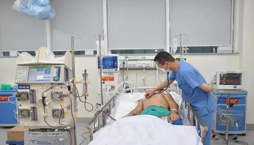 TS Phạm Thái Dũng, Chủ nhiệm khoa A27, thăm khám cho bệnh nhân TS Phạm Thái Dũng, Chủ nhiệm khoa A27, thăm khám cho bệnh nhân