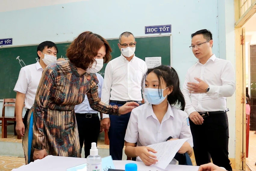 Thứ trưởng Nguyễn Thị Liên Hương động viên các em học sinh ở Phú Yên tham gia tiêm chủng. Ảnh: BYT Thứ trưởng Nguyễn Thị Liên Hương động viên các em học sinh ở Phú Yên tham gia tiêm chủng. Ảnh: BYT