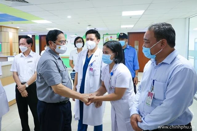 Thủ tướng thăm hỏi các thầy thuốc tại Bệnh viện Bệnh viện Sản nhi Phú Thọ. Ảnh VGP/Nhật Bắc. Thủ tướng thăm hỏi các thầy thuốc tại Bệnh viện Bệnh viện Sản nhi Phú Thọ. Ảnh VGP/Nhật Bắc.
