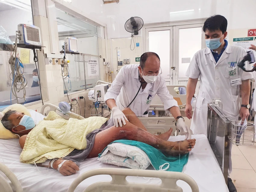 PGS.TS Đỗ Duy Cường và Ths.BS Nguyễn Quang Huy đang thăm khám cho bệnh nhân. PGS.TS Đỗ Duy Cường và Ths.BS Nguyễn Quang Huy đang thăm khám cho bệnh nhân.