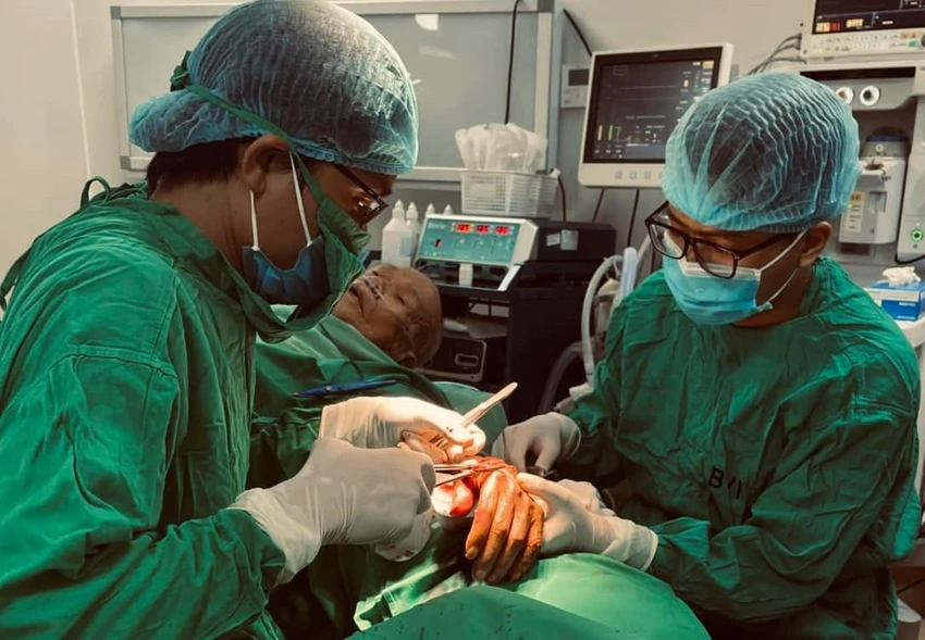 Ekip phẫu thuật đã tiến hành phẫu thuật cắt rộng tổn thương ung thư vùng bàn tay đến diện cắt không còn u và tạo hình tổn khuyết sau cắt u. Ekip phẫu thuật đã tiến hành phẫu thuật cắt rộng tổn thương ung thư vùng bàn tay đến diện cắt không còn u và tạo hình tổn khuyết sau cắt u.