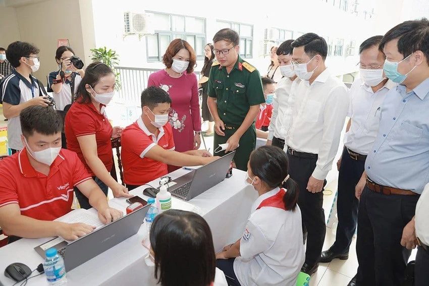 Thứ trưởng Nguyễn Thị Liên Hương tham dự hoạt động tiêm chủng tại trường THPT Chuyên Vĩnh Phúc. Thứ trưởng Nguyễn Thị Liên Hương tham dự hoạt động tiêm chủng tại trường THPT Chuyên Vĩnh Phúc.