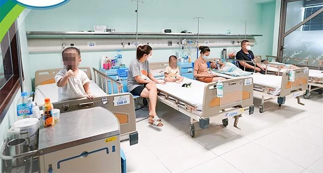 Các bệnh nhi mắc Adenovirus đang được điều trị tại Bệnh viện Nhi Trung ương. Các bệnh nhi mắc Adenovirus đang được điều trị tại Bệnh viện Nhi Trung ương.